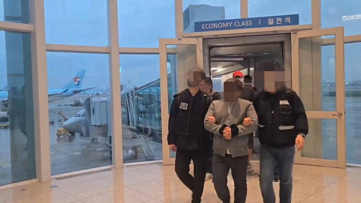경찰이 캄보디아를 거점으로 두고 로맨스 스캠 조직원과 한국 저작물을 무단으로 게시한 조직의 총책 등 베트남 도피사범 2명을 국내로 강제 송환했다. 경찰청 제공