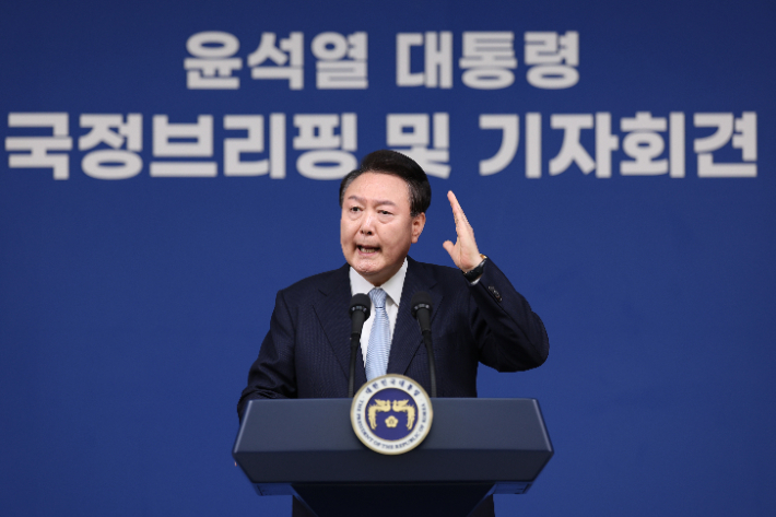 윤석열 전 대통령이 서울 용산 대통령실 청사 브리핑실에서 열린 국정브리핑 및 기자회견에서 취재진의 질문에 답하는 모습. 연합뉴스