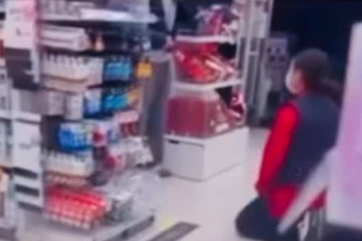 전남 순천의 한 다이소 매장에서 한 여성 손님이 달리던 아이를 제지한 중년 여성 직원에게 거세게 항의하고 있다. 영상에서 해당 직원은 무릎을 꿇고 머리를 조아리면서 두 손을 모은 채 여성 손님에게 사과했다. 스레드 캡처