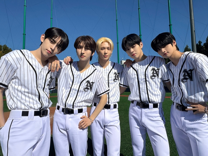 큐브엔터테인먼트 신인 보이그룹 나우즈가 26일 저녁 6시 세 번째 싱글 '플레이볼'을 발매했다. 나우즈 공식 트위터