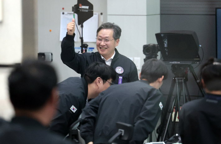 첫 민간 주도로 제작된 한국형발사체 누리호(KSLV-II)가 성공적으로 발사된 27일 전남 고흥군 나로우주센터 발사지휘센터에서 윤영빈 우주항공청장이 미소를 지었다. 항우연 제공
