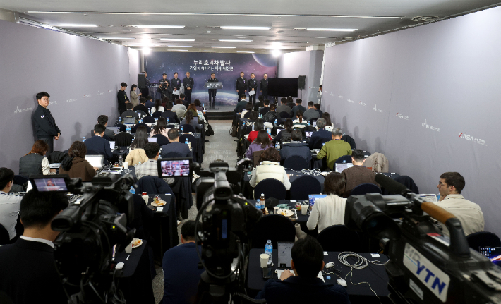 윤영빈 우주항공청장이 지난 26일 전남 고흥 나로우주센터에서 발사관리위원회를 마친 뒤 발사시각 등에 대해 브리핑을 하는 모습. 항우연 제공