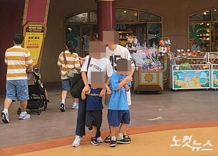 쿠팡 새벽배송 중 교통사고로 숨진 고(故) 오승용 씨와 가족들이 놀이공원에서 촬영한 기념사진. 승용 씨 아내 제공