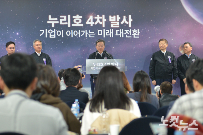지난 26일 8시 15분 윤영빈 우주항공청장이 누리호 발사관리위원회 결과를 브리핑하는 모습. 최원철 기자