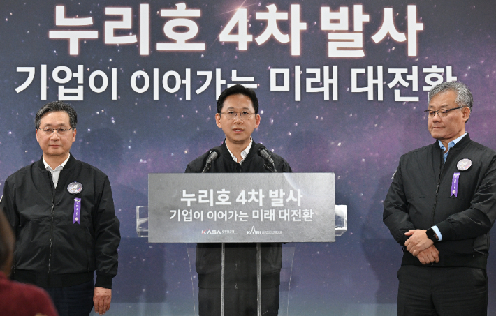 배경훈 부총리 겸 과학기술정보통신부 장관이 27일 2시 40분 전남 고흥 나로우주센터 프레스룸에서 열린 누리호 4차 발사 결과 브리핑에서 발언하고 있다. 항우연 제공