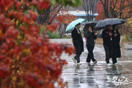 전국 대부분의 지역에 비가 내린 27일 서울 종로구 광화문광장에 우산을 쓴 시민들이 발걸음을 재촉하고 있다.