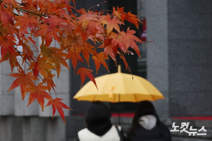 전국 대부분의 지역에 비가 내린 27일 서울 종로구 광화문광장에 우산을 쓴 시민들이 발걸음을 재촉하고 있다.