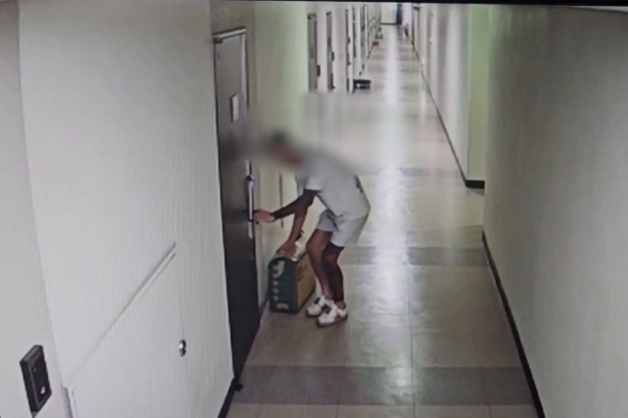 원룸 등에 불법 중계기를 받아 설치하는 조직원 모습이 담긴 CCTV 영상. 경기남부경찰청 제공