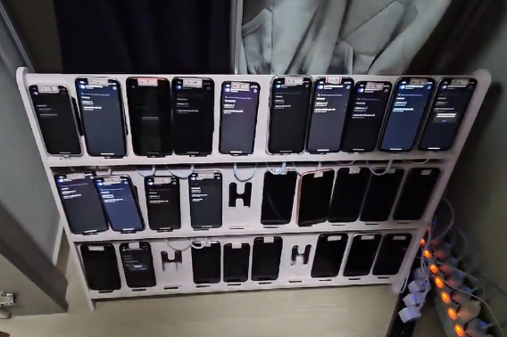 현장에서 발견된 070에서 010으로 번호를 둔갑하는 중계 장비와 휴대전화. 경기남부경찰청 제공