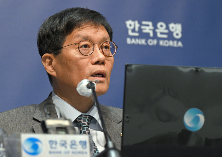 이창용 한국은행 총재가 27일 서울 중구 한국은행에서 열린 기자간담회에서 발언하고 있다. 연합뉴스