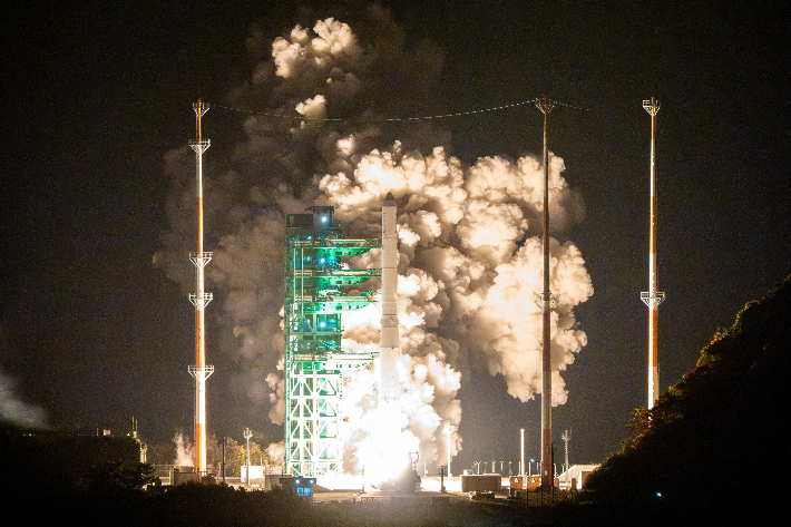 27일 새벽 1시 13분 전남 고흥 나로우주센터 발사대에서 누리호가 우주를 향해 날아오르고 있다. 우주항공청 제공