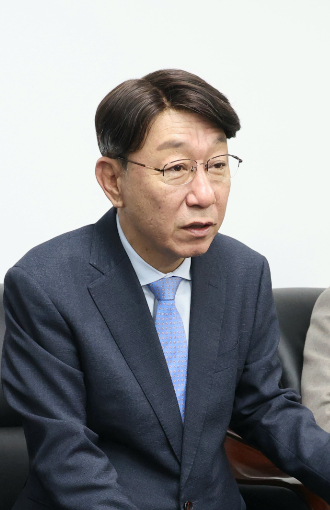 우범기 전주시장이 27일 전주시청 기자간담회에서 질문에 답하고 있다. 전주시 제공