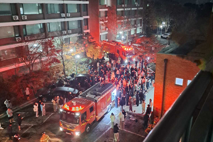 27일 오전 1시 27분쯤 강원 춘천 한림대학교 기숙사 4층 배전반에서 원인 미상의 불이 났다. 강원소방본부 제공