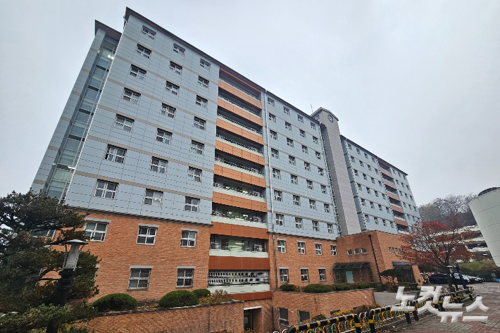 밤사이 화재 발생한 한림대학교 기숙사 건물. 구본호 기자