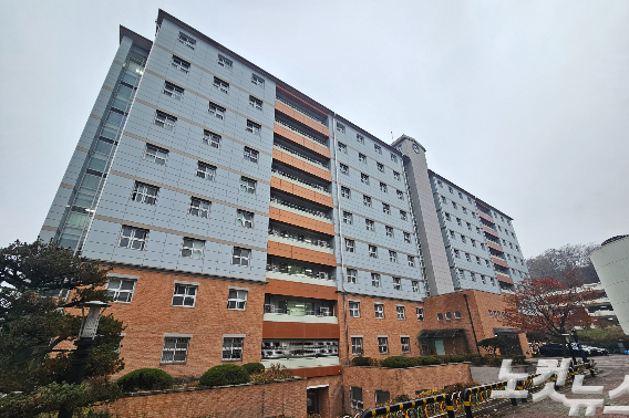 밤사이 화재 발생한 한림대학교 기숙사 건물. 구본호 기자