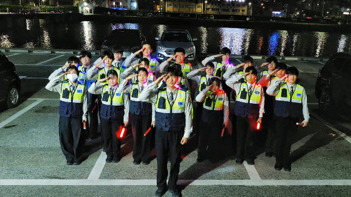 가톨릭관동대학교 경찰학부 학생들로 구성된 순찰동아리 '캅스(KOPS)'가 겨울철을 맞아 강릉지역 치안 강화 활동을 적극적으로 펼치며 지역사회로부터 호평을 받고 있다. 가톨릭관동대학교 제공