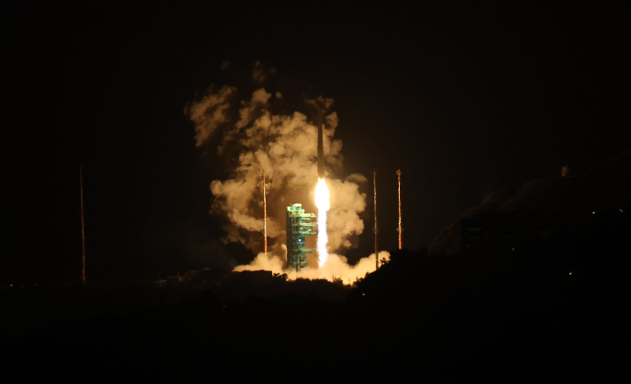 한국형발사체 누리호가 27일 새벽 전남 고흥군 나로우주센터에서 발사되고 있다. 연합뉴스