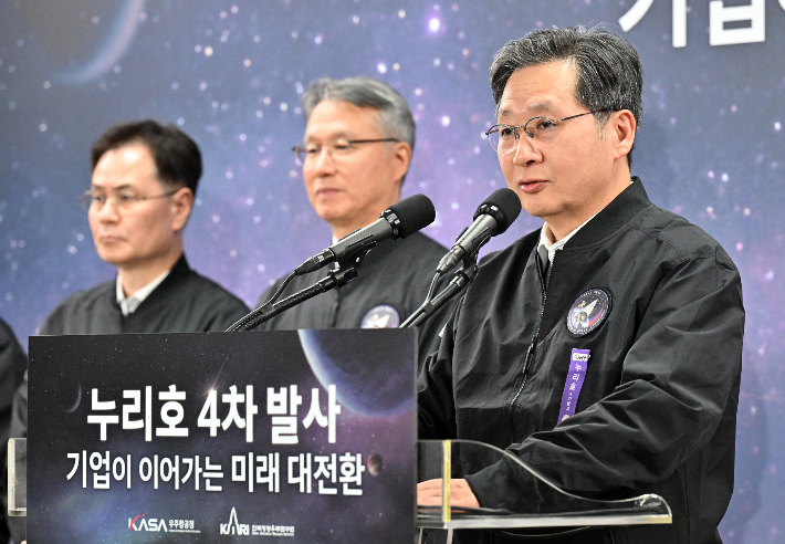 윤영빈 우주항공청장이 27일 전라남도 고흥 나로우주센터에서 누리호 4차 발사 결과 브리핑을 하고 있다. 한국항공우주연구원 제공