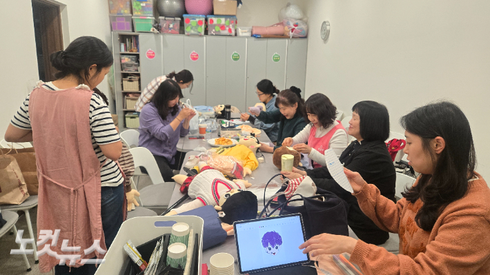 작업 중인 단원들. 제주CBS 김영미PD