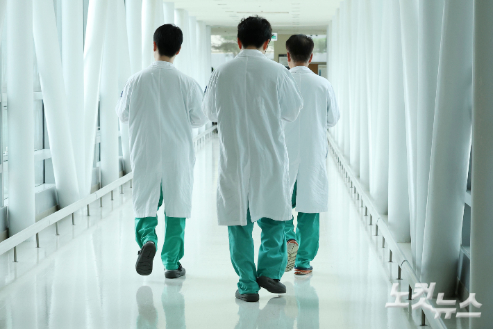 의대정원 2천명 증원 미스터리…감사원 "부족 의사 1만명에 5년 나누기"