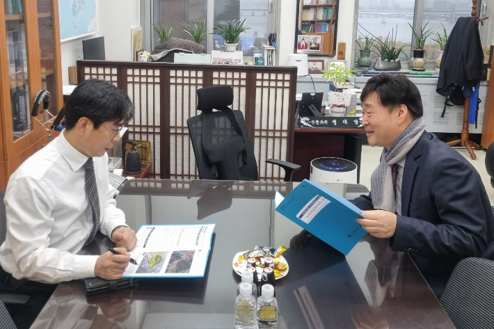 윤동욱 전주 부시장(오른쪽)이 27일 정대영 국회 예결위 전문위원에게 지역 현안 사업의 국가예산 반영을 건의하고 있다. 전주시 제공