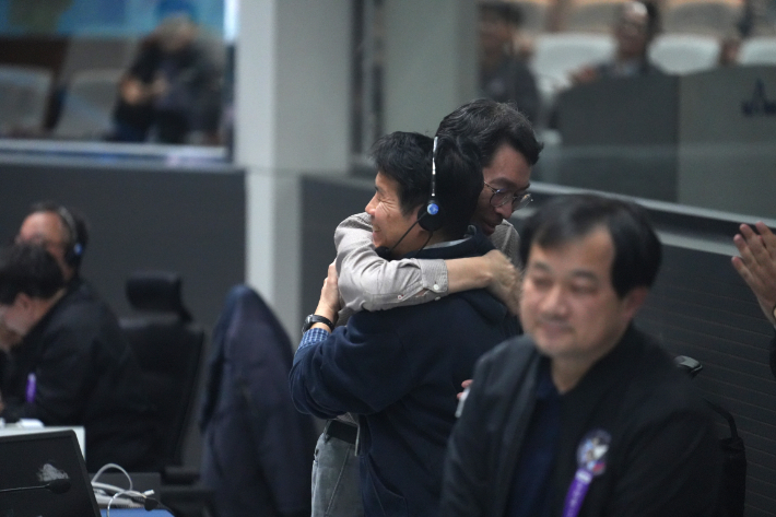 처음으로 민간 주도로 제작된 한국형발사체 누리호(KSLV-II)가 성공적으로 발사된 11월 27일 전남 고흥군 나로우주센터 발사지휘센터에서 관계자들이 기뻐하고 있다. 한국항공우주연구원 제공