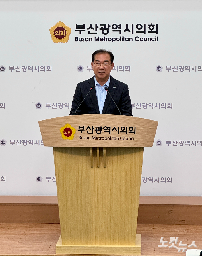 조병길 사상구청장이 무소속으로 내년 지방선거에 도전하겠다고 기자회견을 열고 있는 모습. 강민정 기자