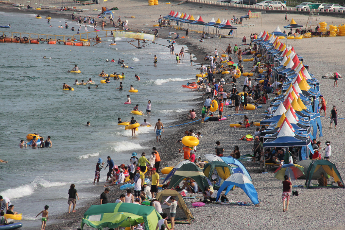  오류고아라해변을 찾은 피서객들이 물놀이를 즐기며 무더위를 식히고 있다. 경주시 제공