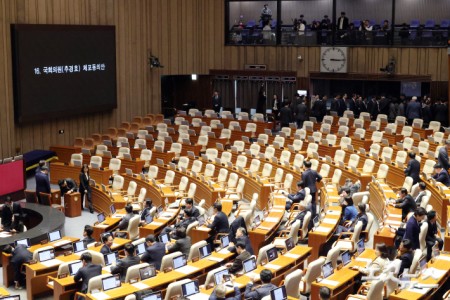 국민의힘 의원들이 27일 서울 여의도 국회에서 열린 제429회국회(정기회) 제13차 본회의에서 추경호 의원의 신상발언 이후 함께 퇴장하고 있다.