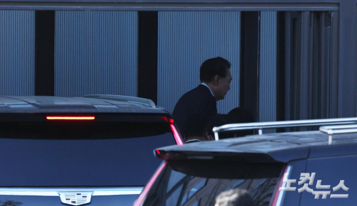 한남동 관저에서 체포된 윤석열 당시 대통령이 경기도 정부과천청사 고위공직자수사처로 압송되는 모습. 과천=박종민 기자