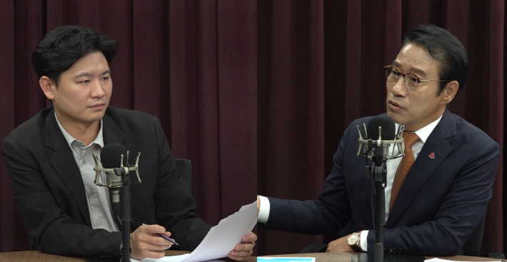 전북CBS <라디오 X> 진행을 맡은 송승민 기자(사진 왼쪽)와 최경식 남원시장. 전북CBS 제공