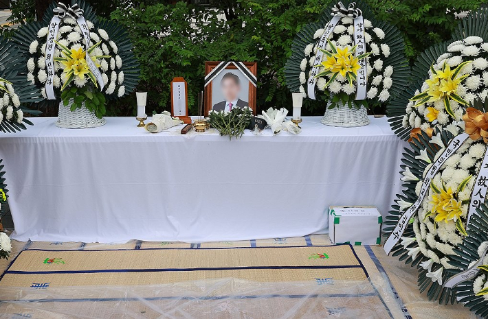 지난 10월 13일 민중기 특별검사팀 사무실이 있는 서울 광화문 KT웨스트빌딩 앞 인도에 '양평 공흥지구 특혜 의혹'과 관련해 수사받다 숨진 채 발견된 양평군 공무원 A씨의 분향소가 마련돼 있다. 연합뉴스