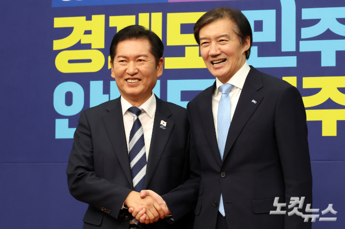 더불어민주당 정청래 대표가 26일 서울 여의도 국회에서 조국혁신당 조국 대표와 만나며 악수를 하고 있다. 윤창원 기자