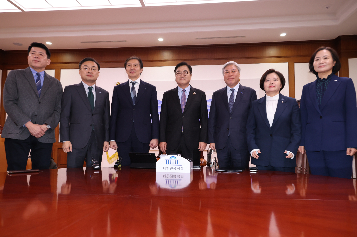 조국혁신당 조국 대표를 비롯한 신임지도부가 25일 서울 여의도 국회에서 우원식 국회의장을 예방해 기념촬영 하고 있다. 왼쪽부터 김준형 정책위의장, 신장식 최고위원, 조국 대표, 우원식 의장, 서왕진 원내대표, 정춘생 최고위원, 이해민 사무총장. 연합뉴스