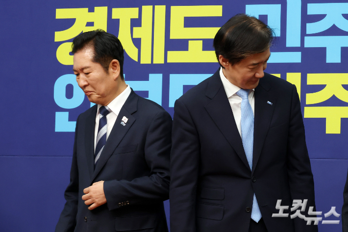 더불어민주당 정청래 대표와 조국혁신당 조국 대표가 26일 서울 여의도 국회에서 만나 기념촬영을 마치고 자리에 앉고 있다. 윤창원 기자