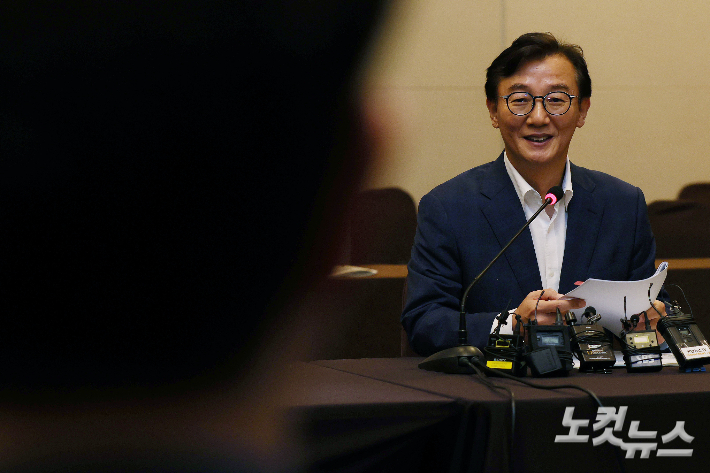 전재수 해양수산부 장관 효과 타고 부산 민주당 전직 구청장 출신 지역위원장들이 내년 기초단체장 선거에 뛰어들 것이라는 전망이 우세하고 있다. 류영주 기자