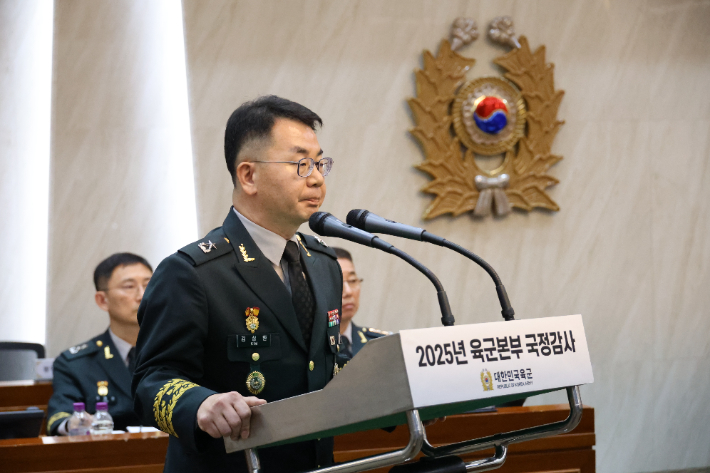 김상환 육군본부 법무실장이 지난달 24일 충남 계룡대 육군본부에서 열린 국회 국방위원회 육군 국정감사에서 의원 질의에 대답하고 있다. 연합뉴스