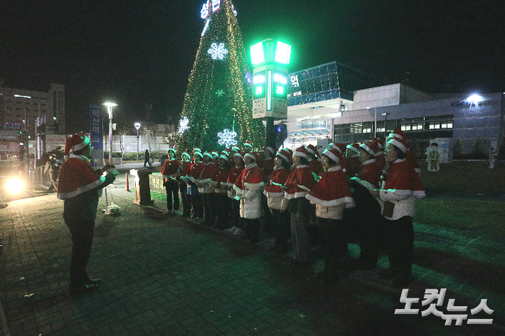 점등예배에서 특송을 부르는 드림합창단의 모습. 최화랑 기자