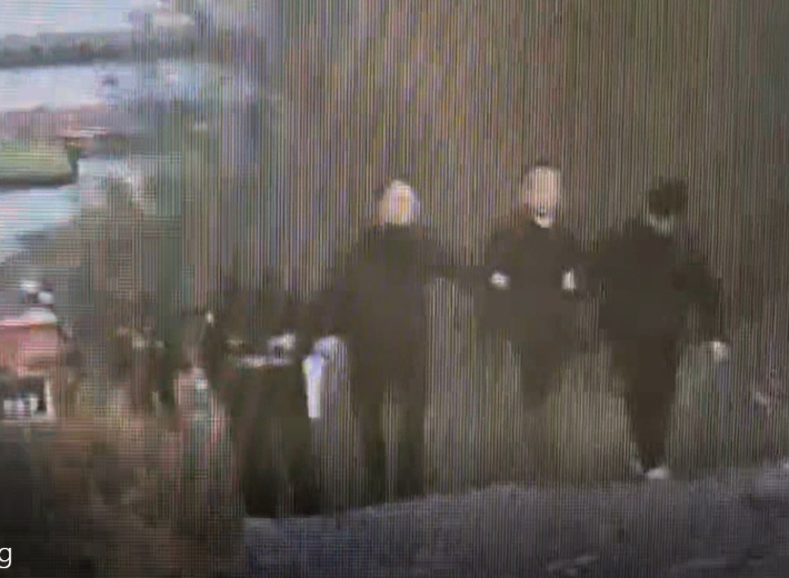 전 연인인 장기 실종 여성을 살해한 혐의로 긴급 체포된 50대 A씨가 26일 오후 충북 충주호에서 경찰에 실종 여성의 차량을 유기한 지점을 밝힌 뒤 다시 호송되고 있다. 연합뉴스