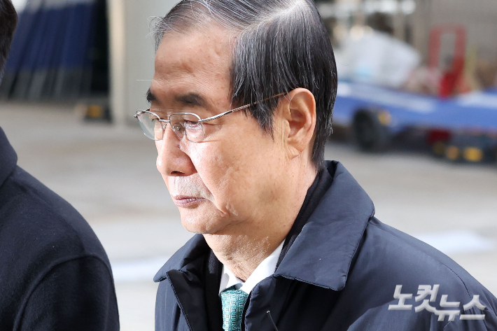 12·3 비상계엄 관련 내란 방조 등 혐의를 받는 한덕수 전 국무총리가 26일 오전 서울 서초구 서울중앙지방법원에서 열린 1심 결심 공판에 출석하고 있다. 류영주 기자