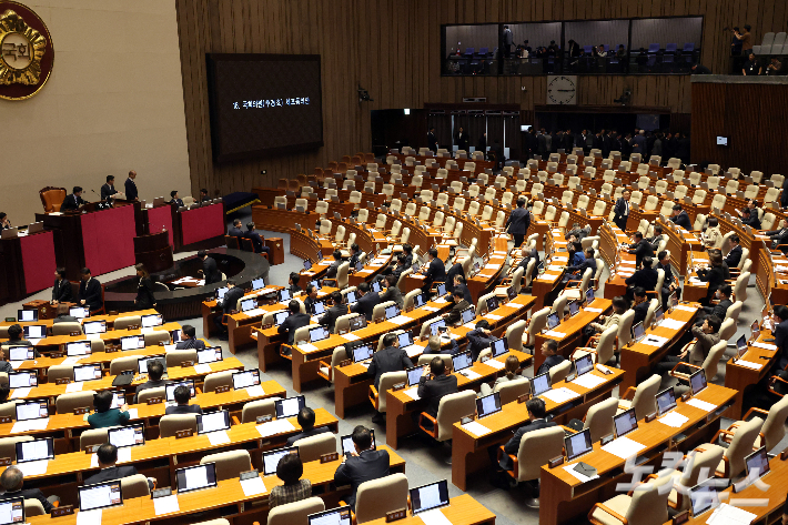 국민의힘 의원들이 27일 서울 여의도 국회에서 열린 제429회국회(정기회) 제13차 본회의에서 추경호 의원의 신상발언 이후 함께 퇴장하고 있다. 윤창원 기자