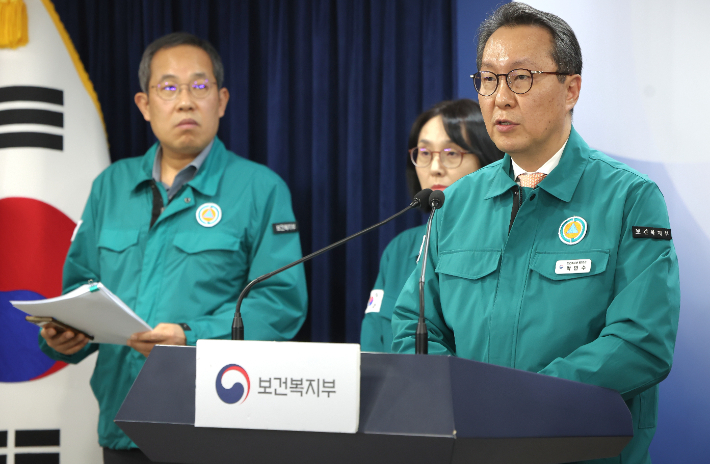 2024년 2월 14일 박민수 당시 보건복지부 제2차관이 정부서울청사에서 '의사 집단행동 중앙사고수습본부' 정례브리핑을 진행하고 있다. 복지부 제공