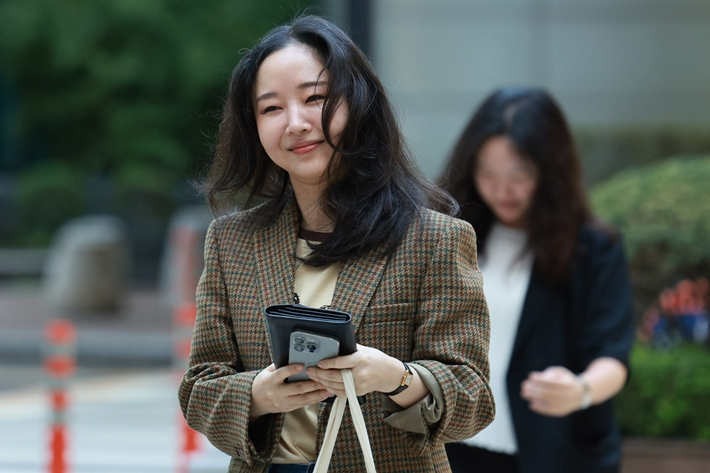 지난 9월 11일 서울중앙지법에서 열린 주주간계약 해지 확인 소송-주식매매대금 청구 소송 변론기일에 당사자 및 증인 신문을 위해 법원에 들어서는 민희진 전 어도어 대표 모습. 연합뉴스