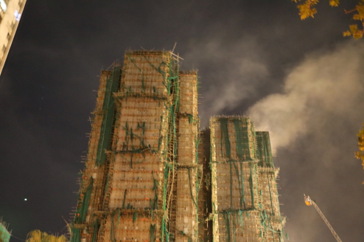 27일(현지시간) 오후 10시 21분께 홍콩 북부 타이포의 고층 아파트 단지 '웡 푹 코트'(Wang Fuk Court)에서 화재로 인한 연기가 피어오르고 있다. 연합뉴스