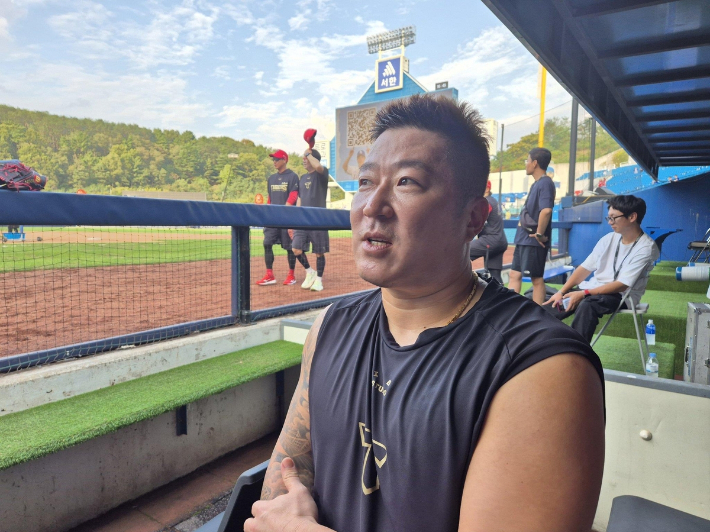 지난 9월 30일 대구 삼성 라이온즈 파크에서 열린 삼성과 원정을 앞두고 인터뷰하는 KIA 최형우. 연합뉴스  