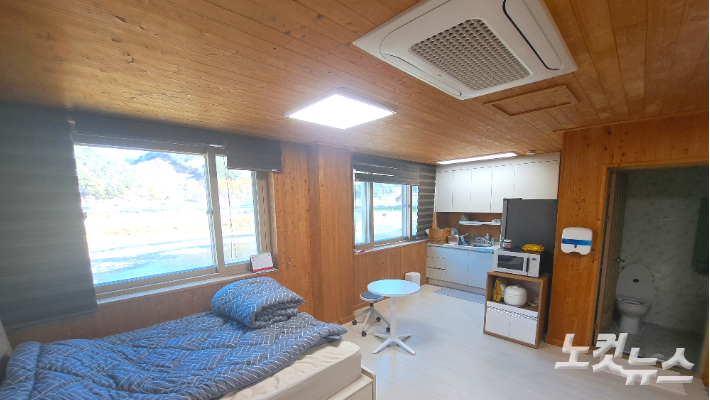 옥화9경 은퇴자마을 거점시설 2층에는 2~4명이 거주할 수 있는 숙소 5개가 마련되어 있다. 진유정 기자