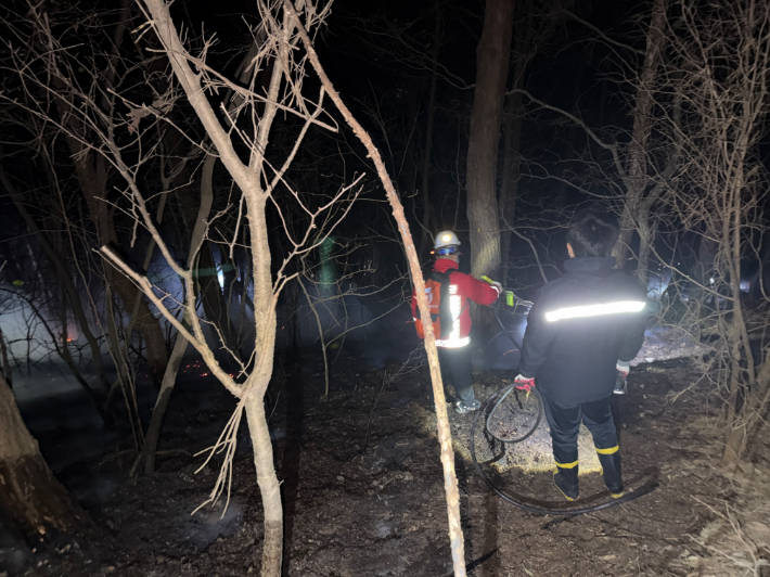 27일 충남 태안군 안면읍 승언리의 한 야산에서 불이나 진화 중인 모습. 산림청 제공