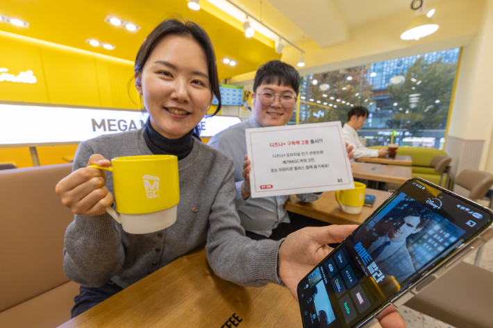 모델들이 '디즈니플러스+메가MGC커피', '디즈니+ 생활구독팩'을 소개하고 있는 모습. KT 제공