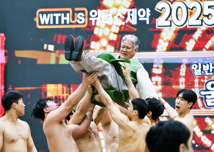 '위더스제약 2025 의성천하장사씨름대축제' 남자 일반부 단체전 최강단에 등극한 울구군청(울산광역시) 선수들이 이대진 감독을 헹가레치고 있다. 대한씨름협회 