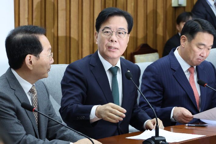 국민의힘 송언석 원내대표가 28일 서울 여의도 국회에서 열린 원내대책회의에서 발언하고 있다. 연합뉴스